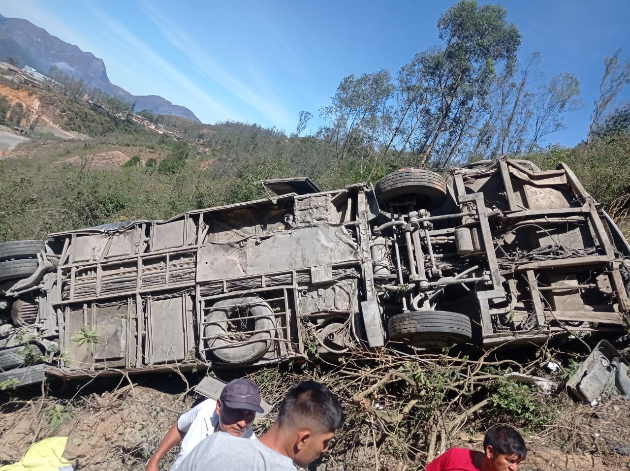 Así quedó el bus siniestrado de la empresa Cotrina, luego que se volcó en Limón de Porcuya