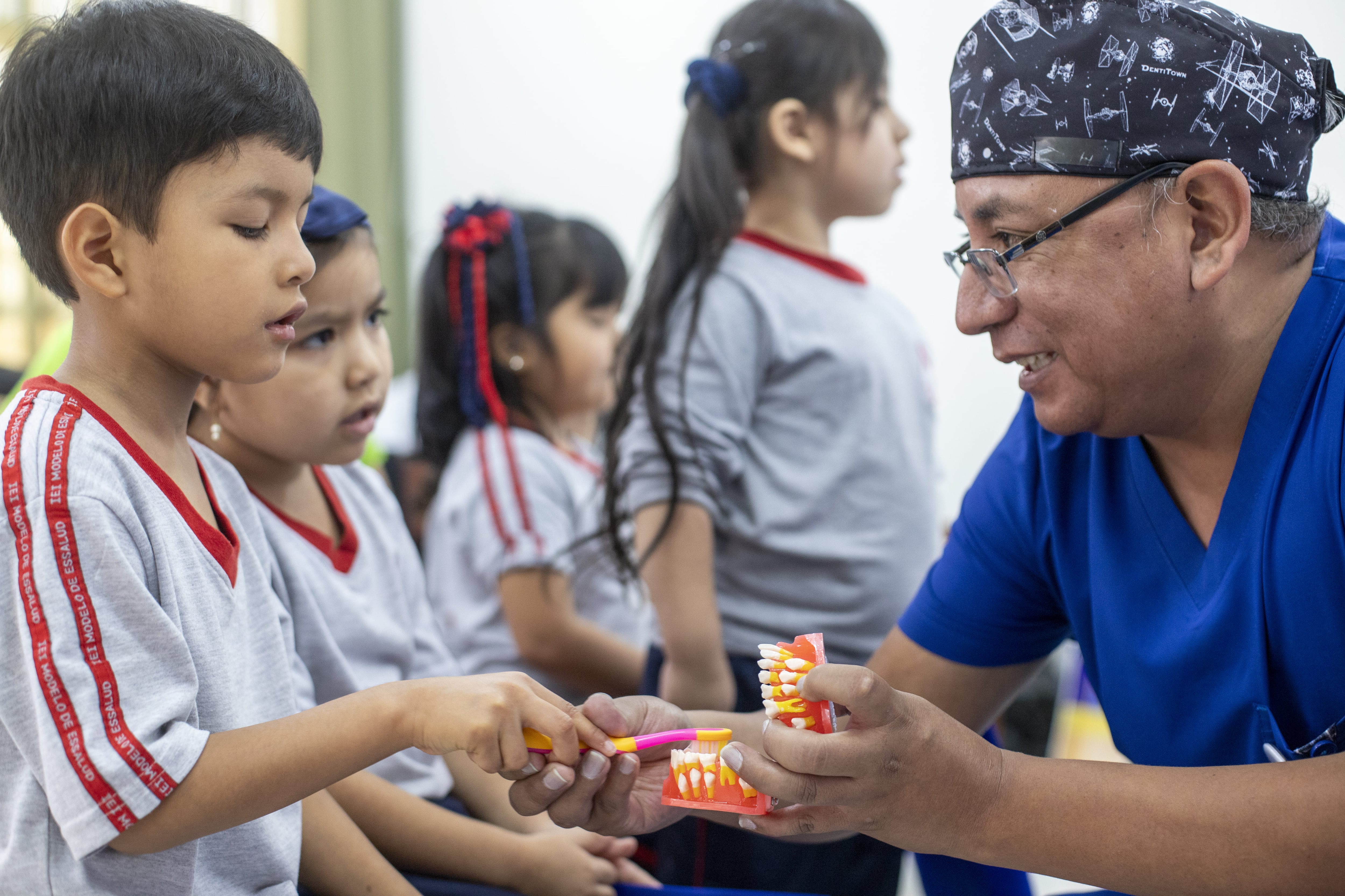 EsSalud advierte que infecciones bucales en niños pueden dificultar la absorción de hierro y agravar la anemia. Realizan campañas preventivas en Lima.