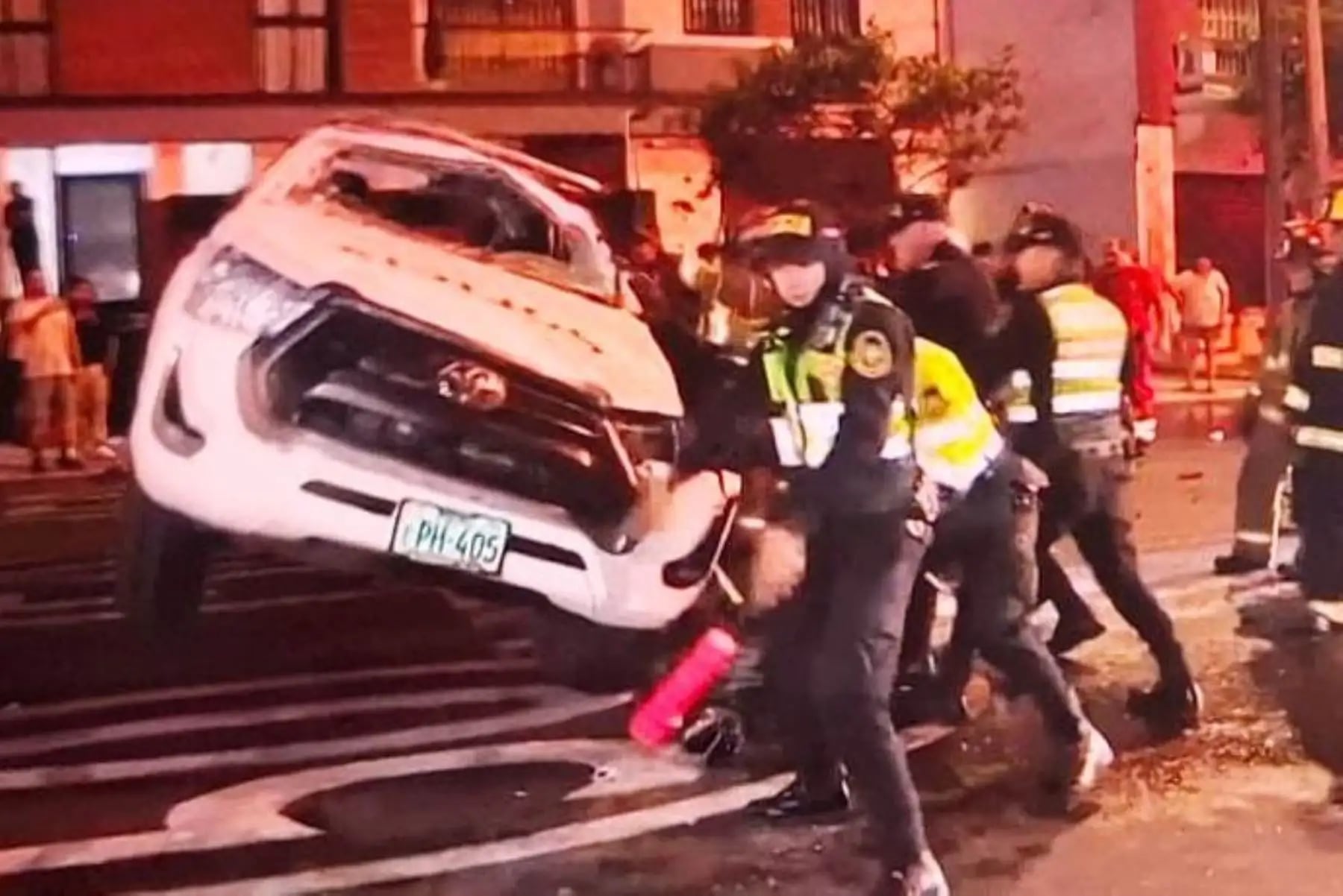 El accidente ocurrió en la avenida Petit Thouars y movilizó a tres unidades de bomberos para rescatar a los efectivos. (Imagen de Andina)