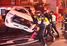 Patrullero de la PNP vuelca tras choque en Lince y deja dos policías heridos