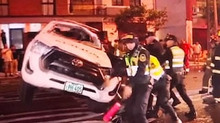 Patrullero de la PNP vuelca tras choque en Lince y deja dos policías heridos