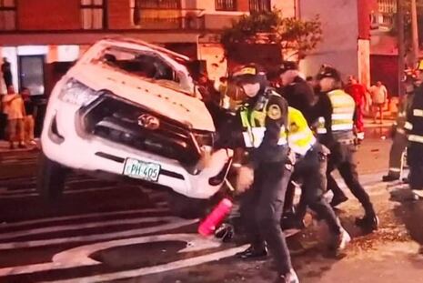 Patrullero de la PNP vuelca tras choque en Lince y deja dos policías heridos