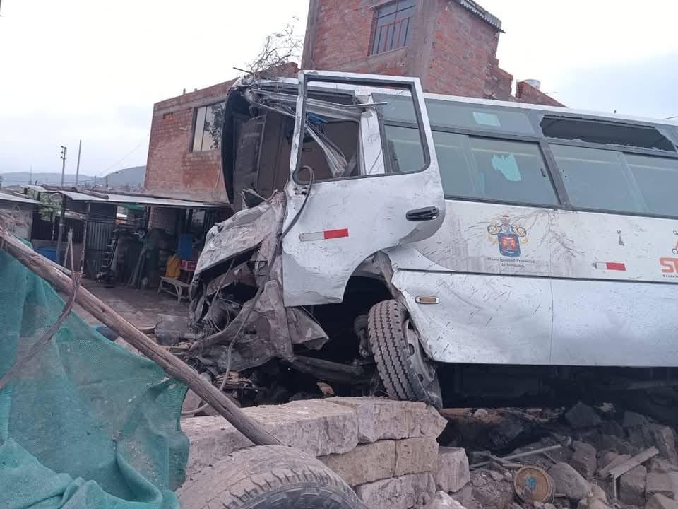 Bus terminó empotrado en vivienda de Cerro Colorado. Foto: difusión.