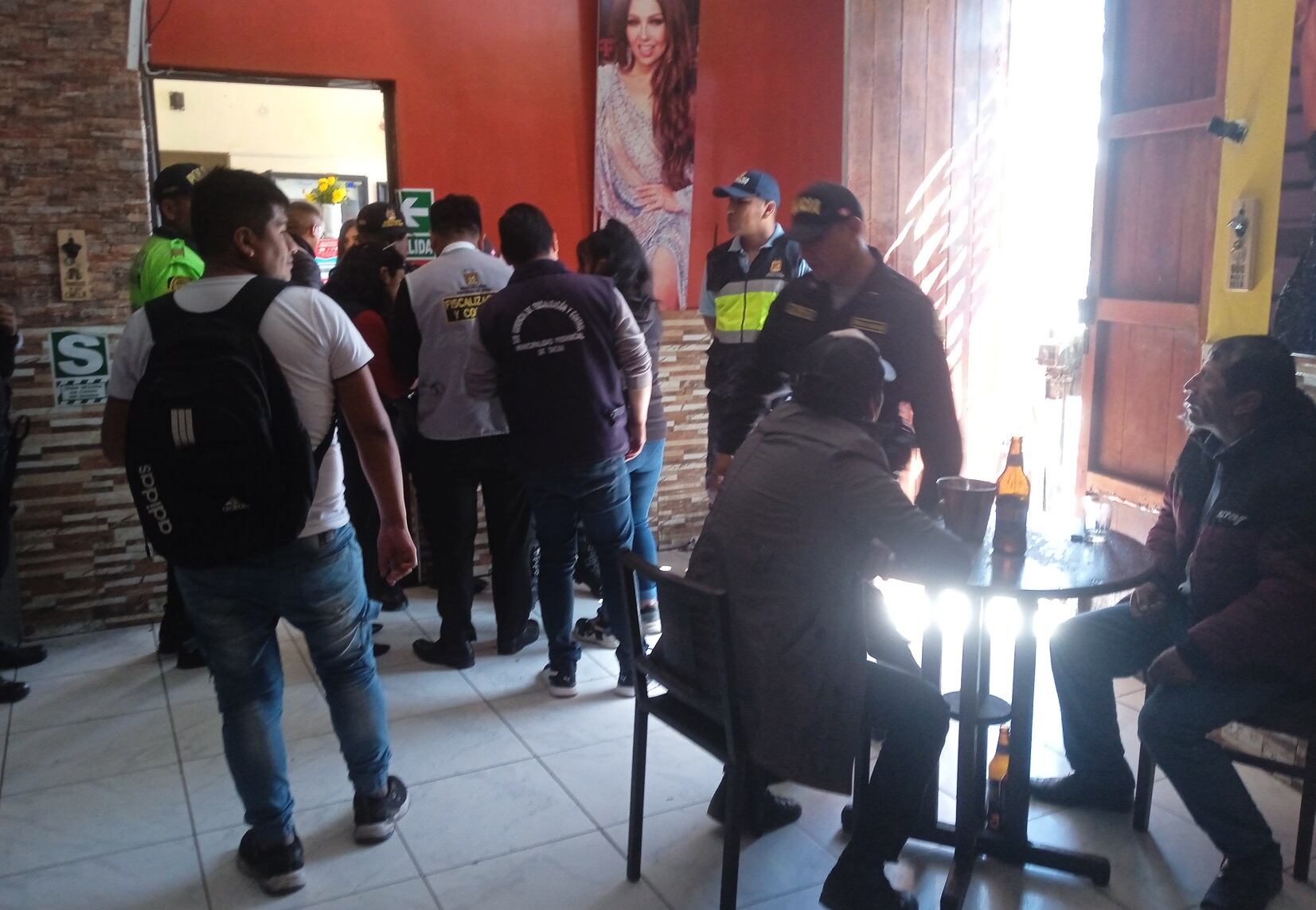 En el bar atendían al público de día y de noche