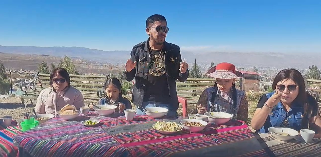 Elmer Cáceres Llica desayunó en el local de olla común junto a su familia