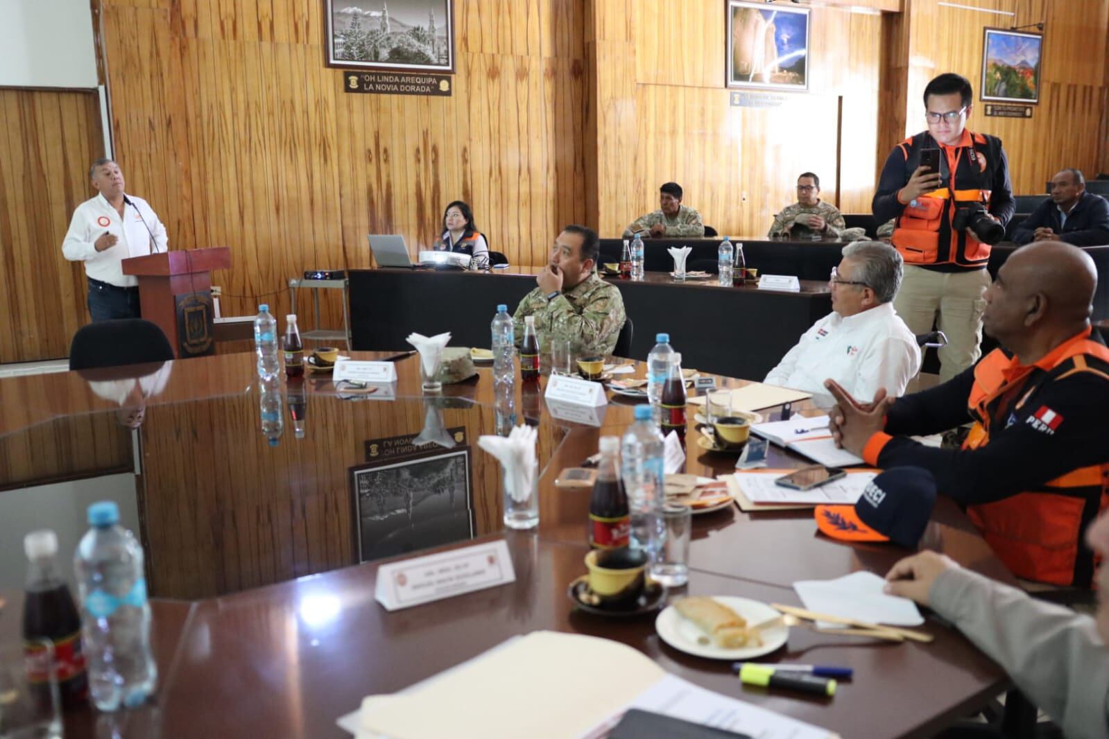 Reunión en el Cuartel General Tercera División del Ejercito en Zamacola. (Foto: Difusión)
