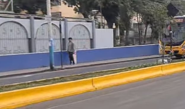 El muro de la Av. Juan de La Torre, también fue pintado de color azul