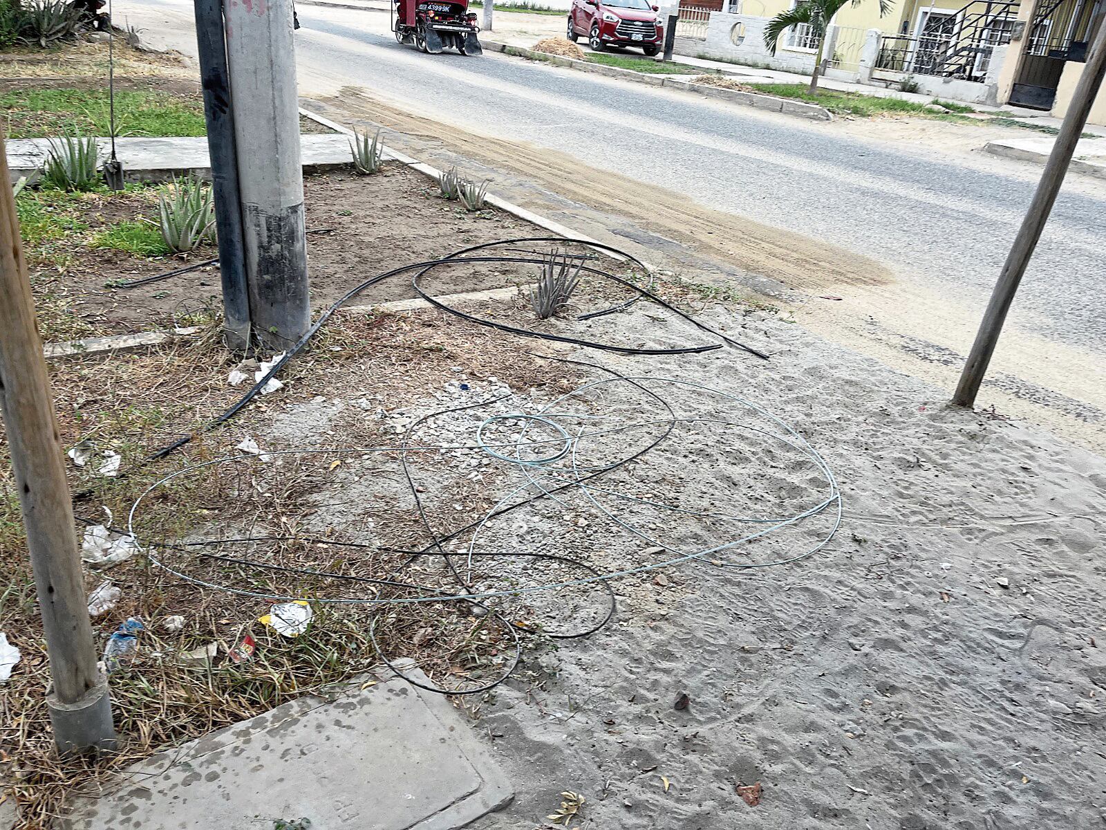Delincuentes suben a los postes y árboles para cortar y llevarse los cables de telefonía y energía eléctrica. Asimismo, un poste cayó y dejó sin luz a decenas de pobladores