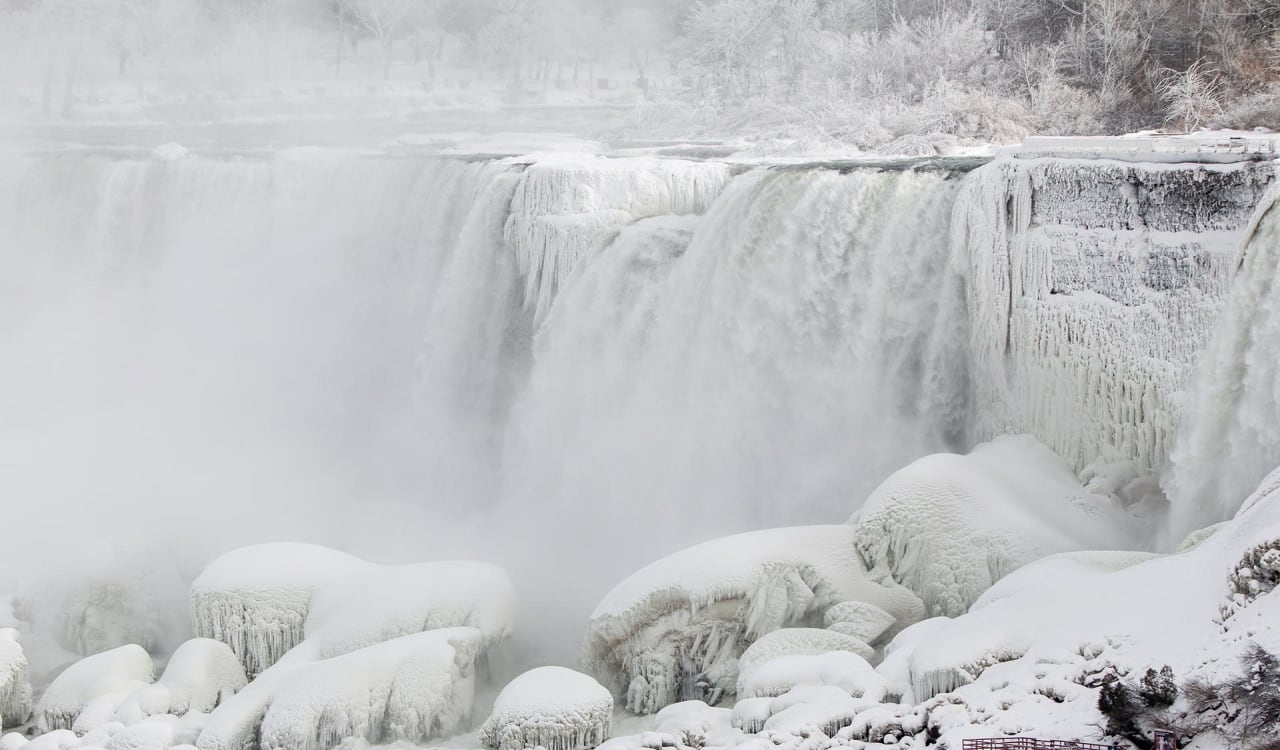 Las Cataratas del Niágara en su parte estadounidense. Se tiene previsto que las temperaturas estén entre los -12 y los -21 grados, aunque la sensación térmica rebajará las temperaturas a cerca de -30. (EFE/ Julio Cesar Rivas)