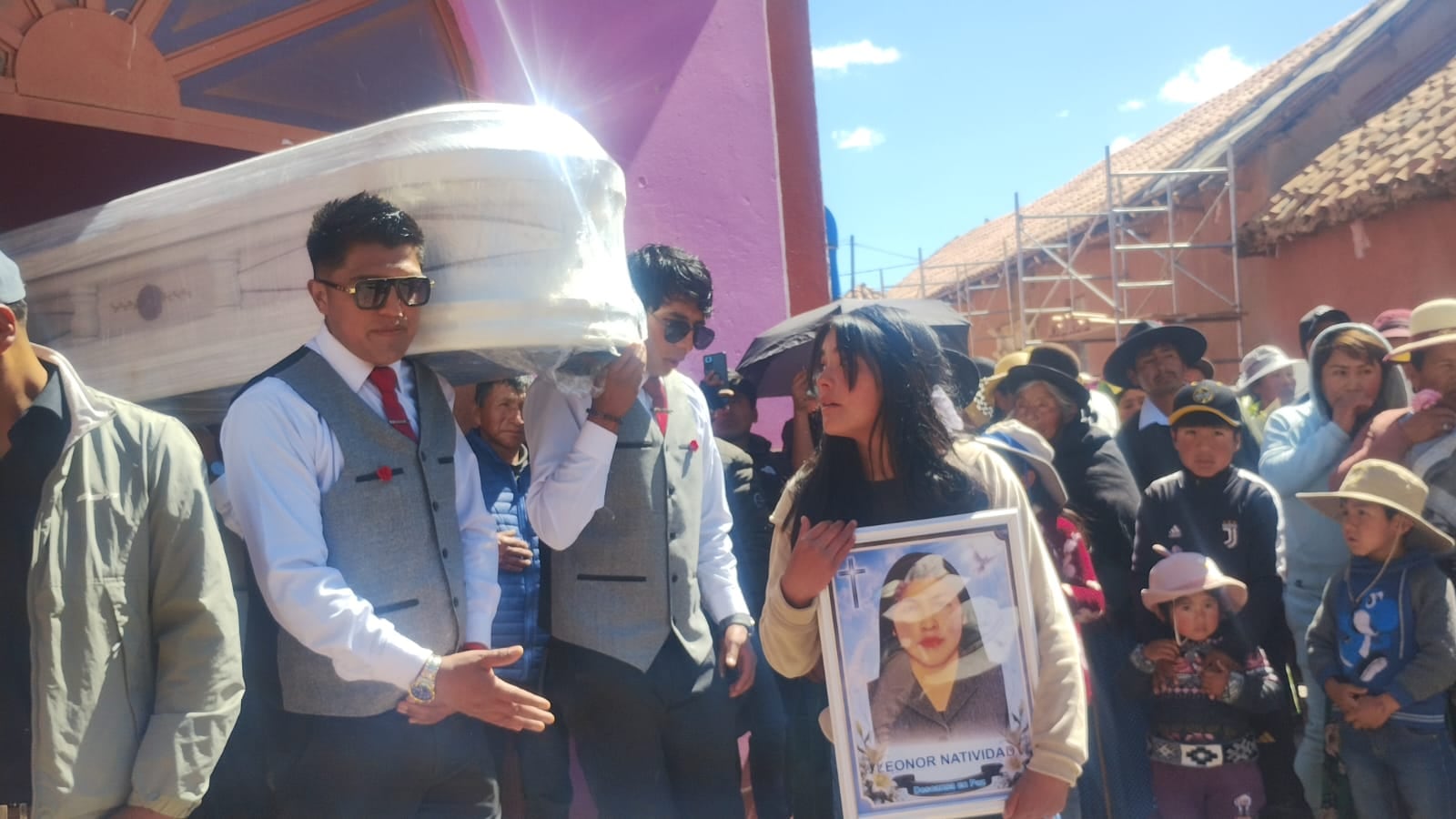 Los familiares, docentes, amigos y vecinos de la localidad se congregaron masivamente para brindar el último adiós a las víctimas de esta lamentable pérdida familiar.