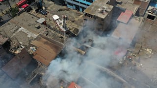 Bomberos controlan incendio en cruce de Huascarán y Raymondi, en La Victoria (GALERÍA)