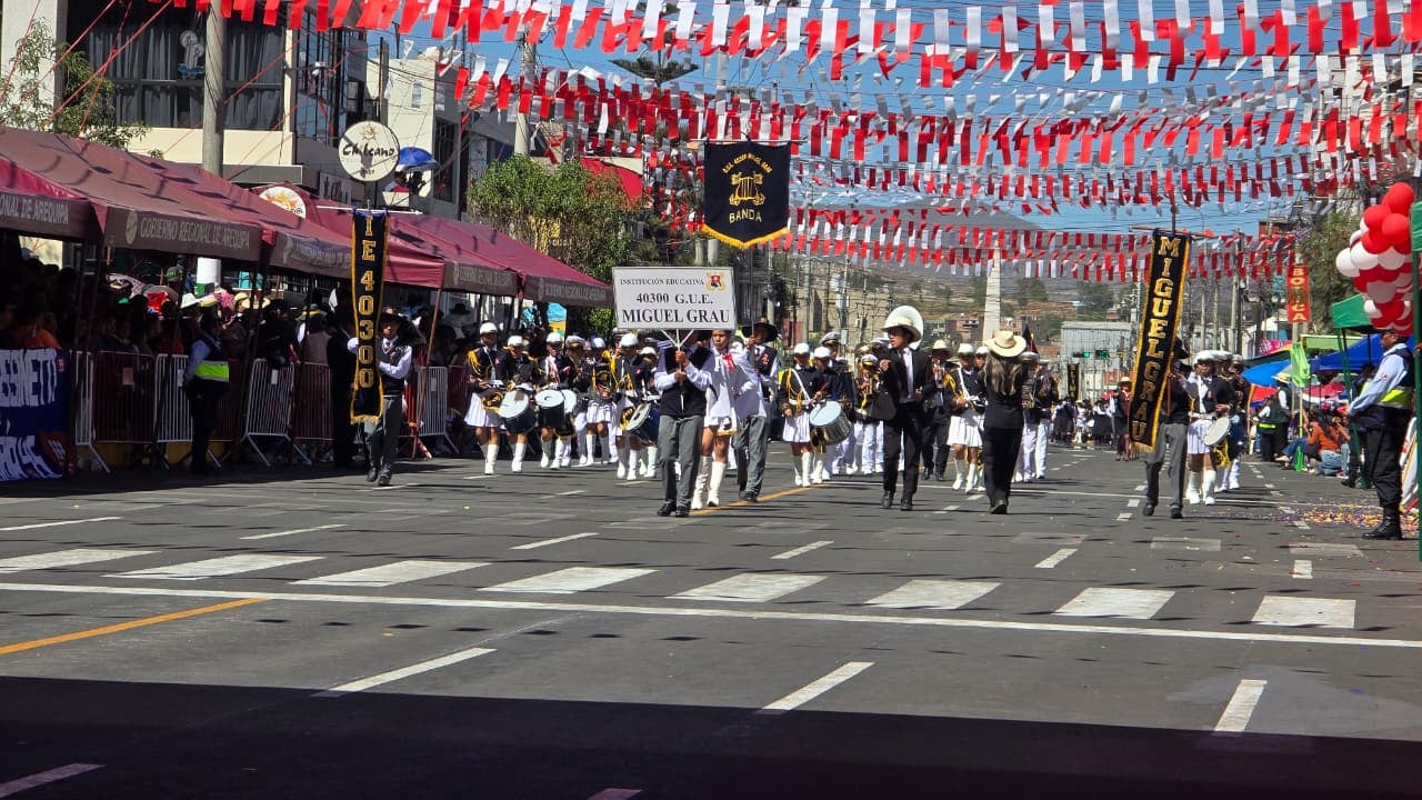 Colegio Miguel Grau en el Desfile cívico escolar en Paucarpata (Arequipa) por el 205 Aniversario de la Independencia del Perú. (Foto: Yunsu Pariapaza/@photo.gec)