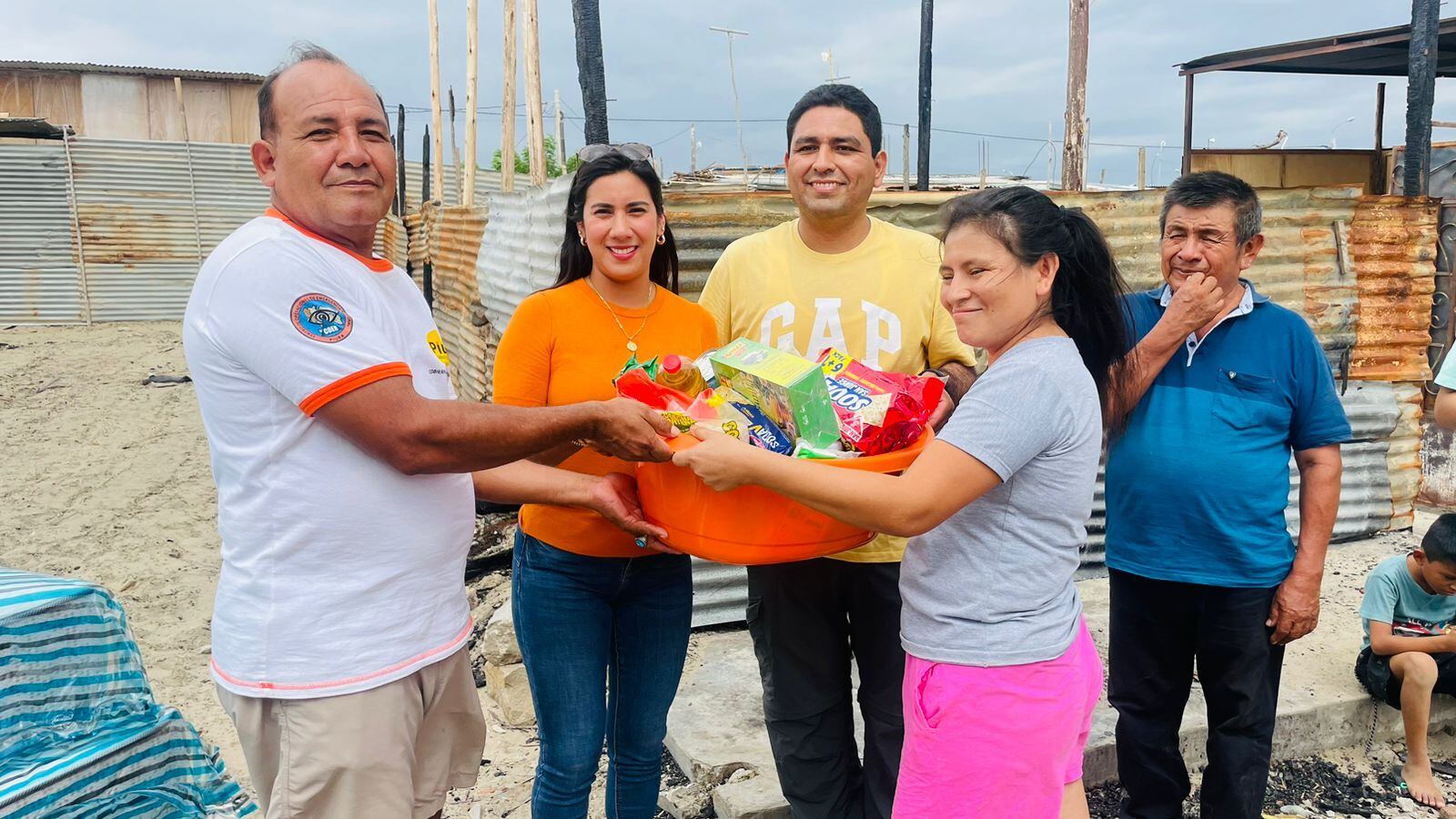 Además de la entrega de víveres y colchones, la autoridad anunció que en los próximos días se instalarán dos arcos deportivos en una cancha cercana a la zona afectada