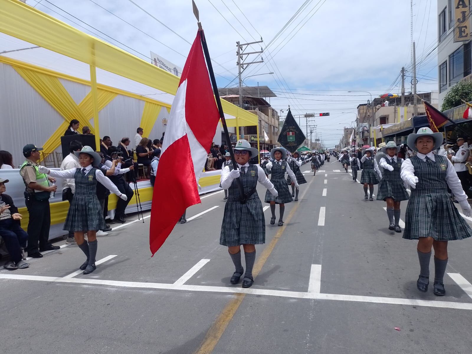 Estudiantes desfilaron por el aniversario. (Foto: GEC)