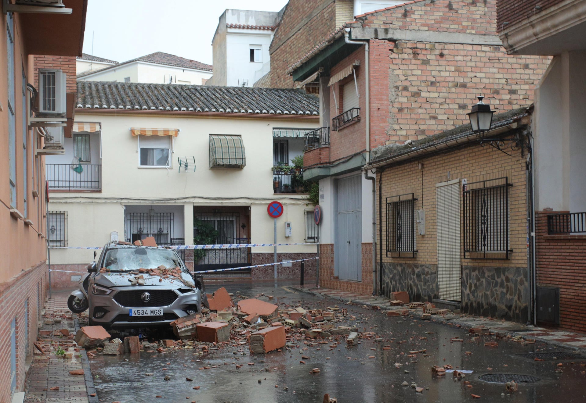 El sismo tuvo su epicentro en Alhendín, a unos 10 kilómetros al sur de Granada. Emergencias recibió más de 500 llamadas por grietas, caída de escombros y otros incidentes. (EFE/ Pepe Torres).