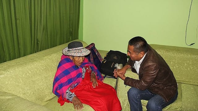 Madre de 106 años recibe serenata y regalos de la comuna de Miraflores