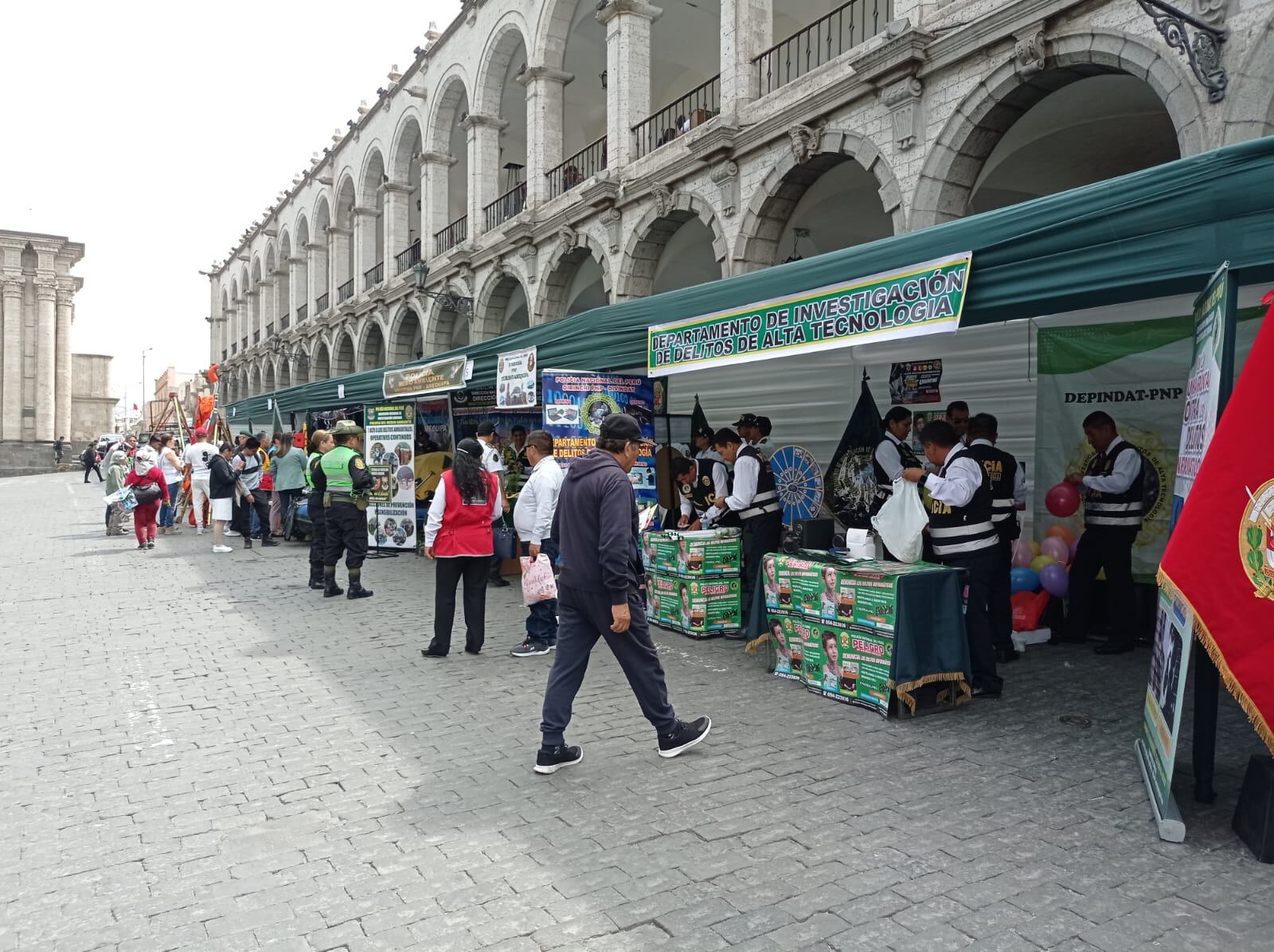Feria informativa e interactiva de la Policía en la Plaza de Armas. (Foto: GEC)