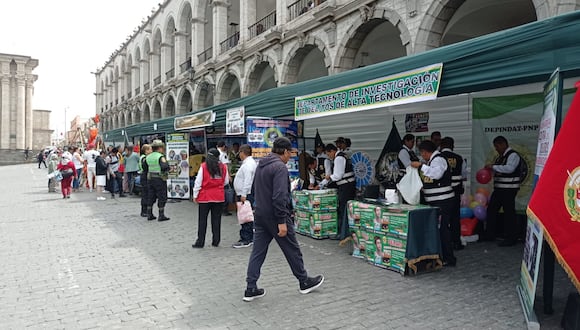 Feria informativa e interactiva de la Policía en la Plaza de Armas. (Foto: GEC)