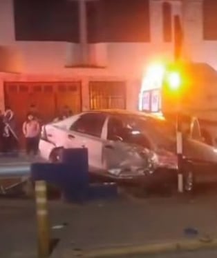 Auto plomo de placa Z5Y-490 manejado por William Frank Caballero Pozo (22) fue impactado en carrera. (Foto: Difusión)