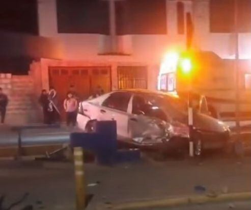 Auto plomo de placa Z5Y-490 manejado por William Frank Caballero Pozo (22) fue impactado en carrera. (Foto: Difusión)