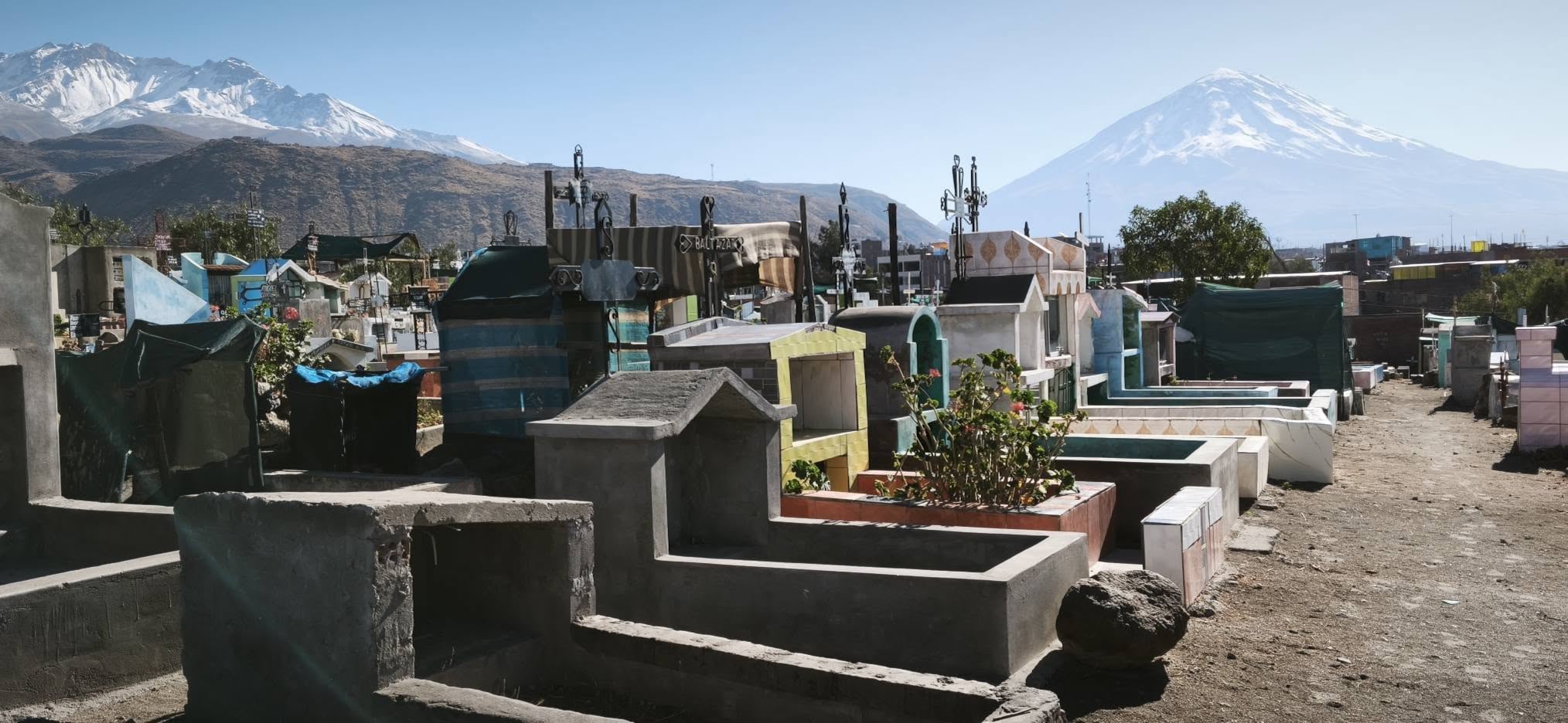 Limpieza y remoción de escombros en el Cementerio Municipal de Cerro Colorado para el Día de Todos los Santos. Foto: Diego Condori.