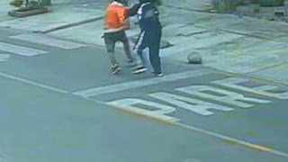 Estudiante forcejea con ladrón y recupera su teléfono en San Juan de Miraflores