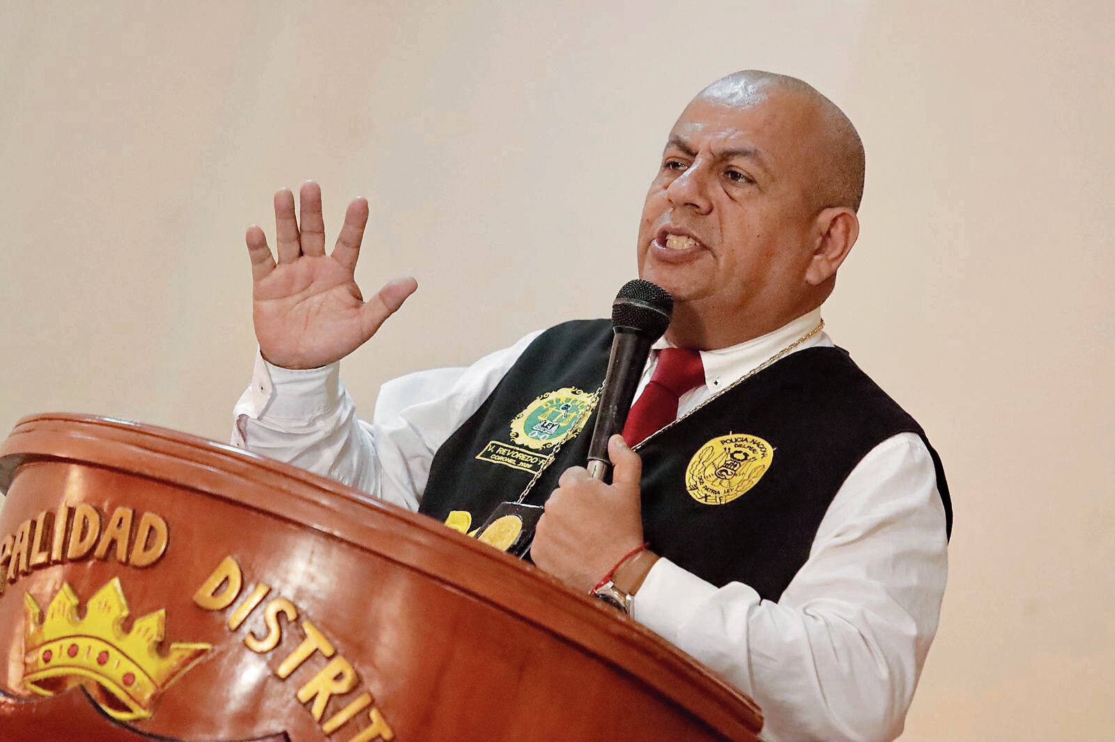 El oficial de la PNP, quien además se desempeña como jefe del Grupo Especial Contra la Criminalidad Extranjera y Nacional, le aseguró a “Los Pulpos” que están perdiendo su tiempo porque ningún integrante de su familia está en el Perú. También confirma que cuatro venezolanos tienen luz verde para asesinarlo en Trujillo.