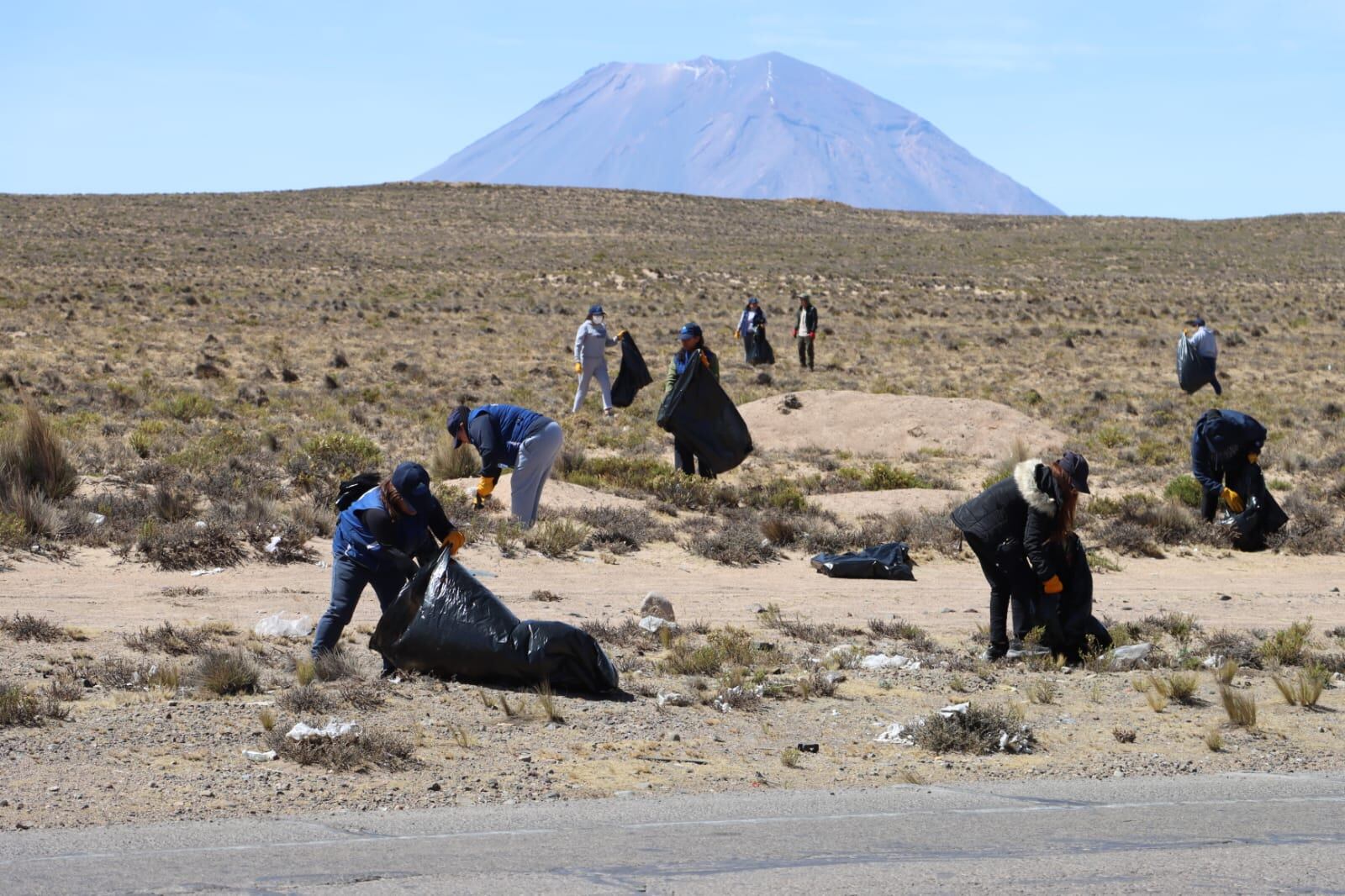 Jóvenes en jornada de limpieza en Yanahuara. (Foto: Difusión)