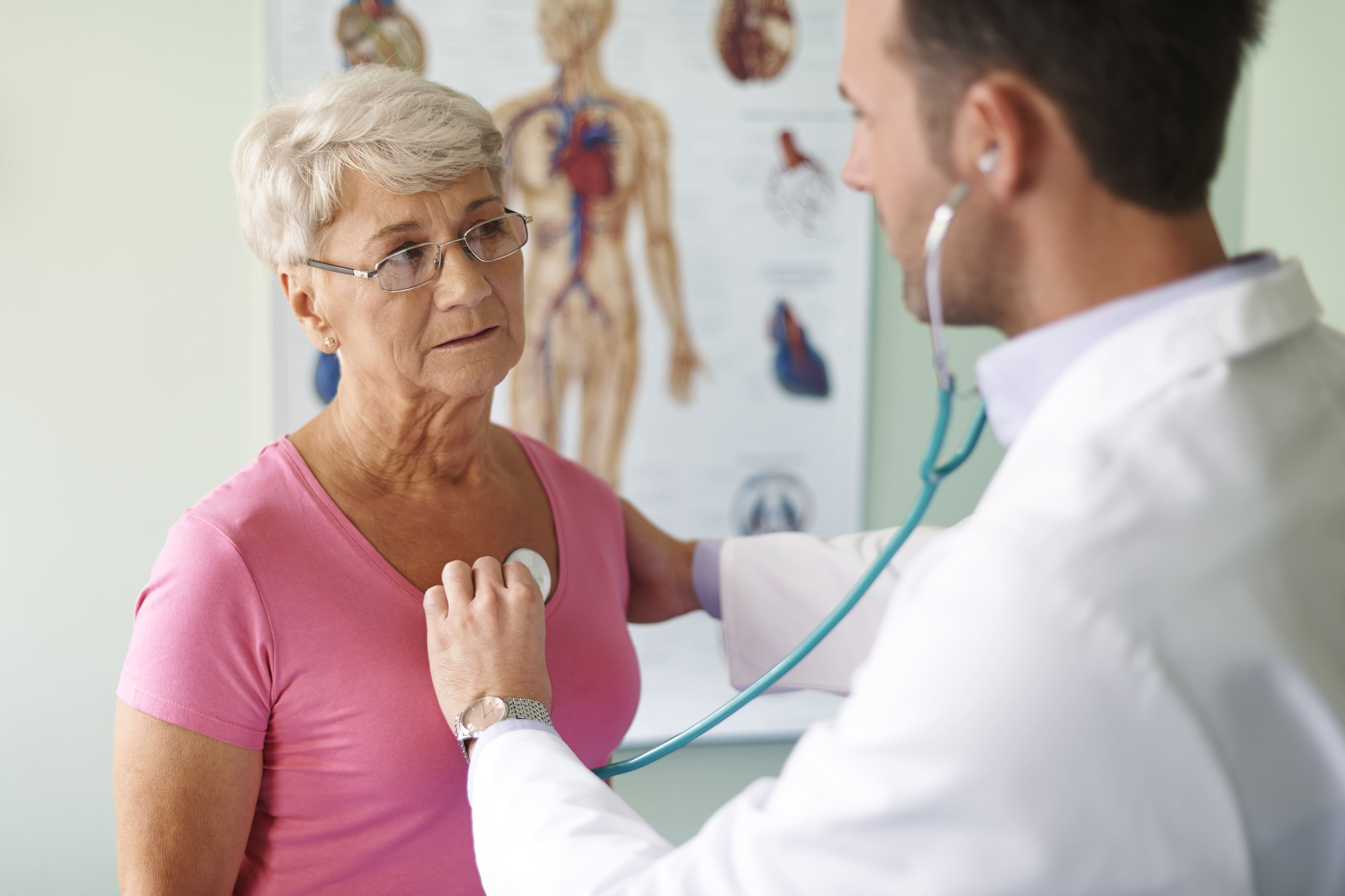 Especialista señala que virus respiratorios pueden desencadenar eventos cardiovasculares, especialmente en adultos mayores y pacientes con enfermedades previas.