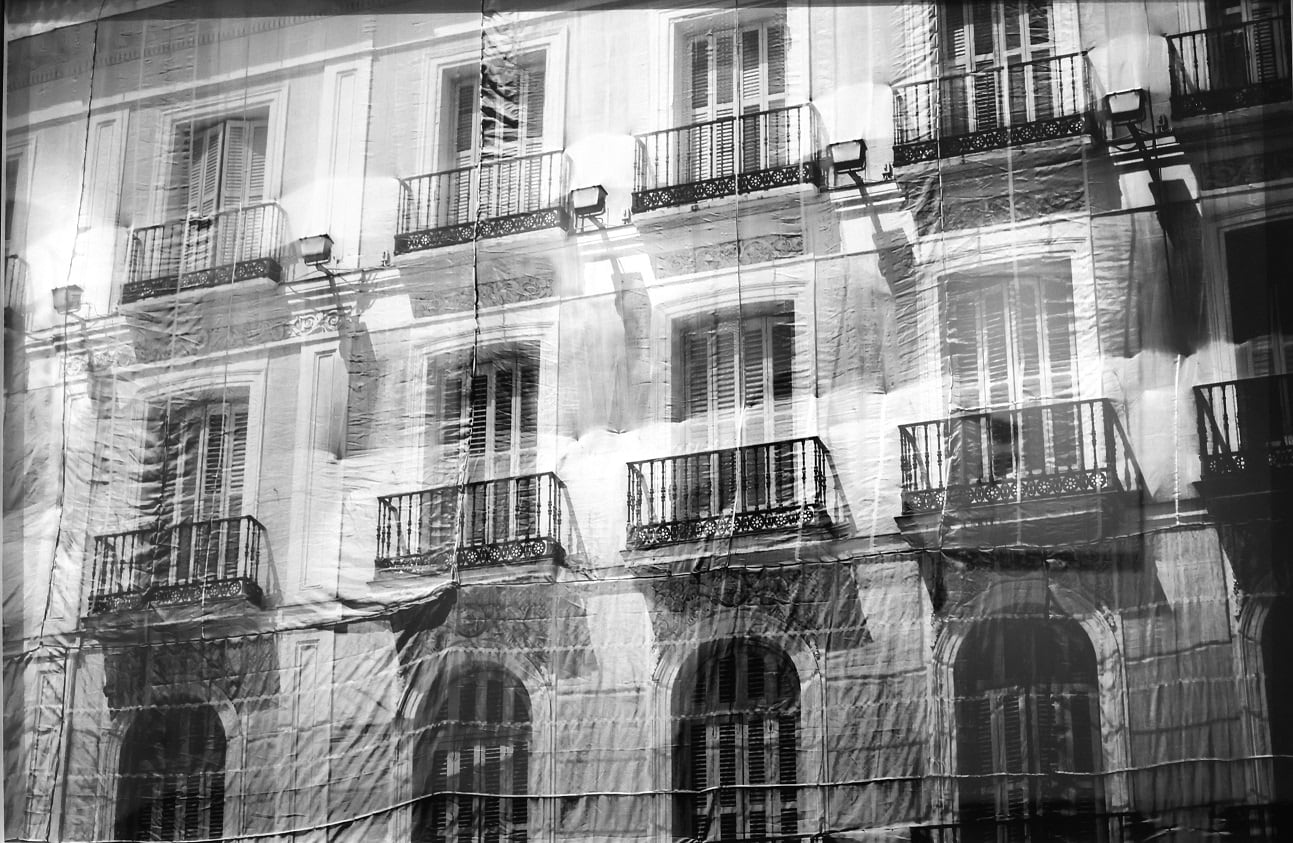 La exposición colectiva, curada por Belinda Tami, reúne obras que transforman la acromía en un lenguaje de luz, sombra y silencios. Puede visitarse en la Galería Casa Tambo, en el Centro de Lima, hasta el 15 de noviembre.