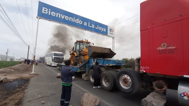 Así se vive el bloqueo de carretera en Arequipa, Policía solo habilita una parte (EN VIVO)