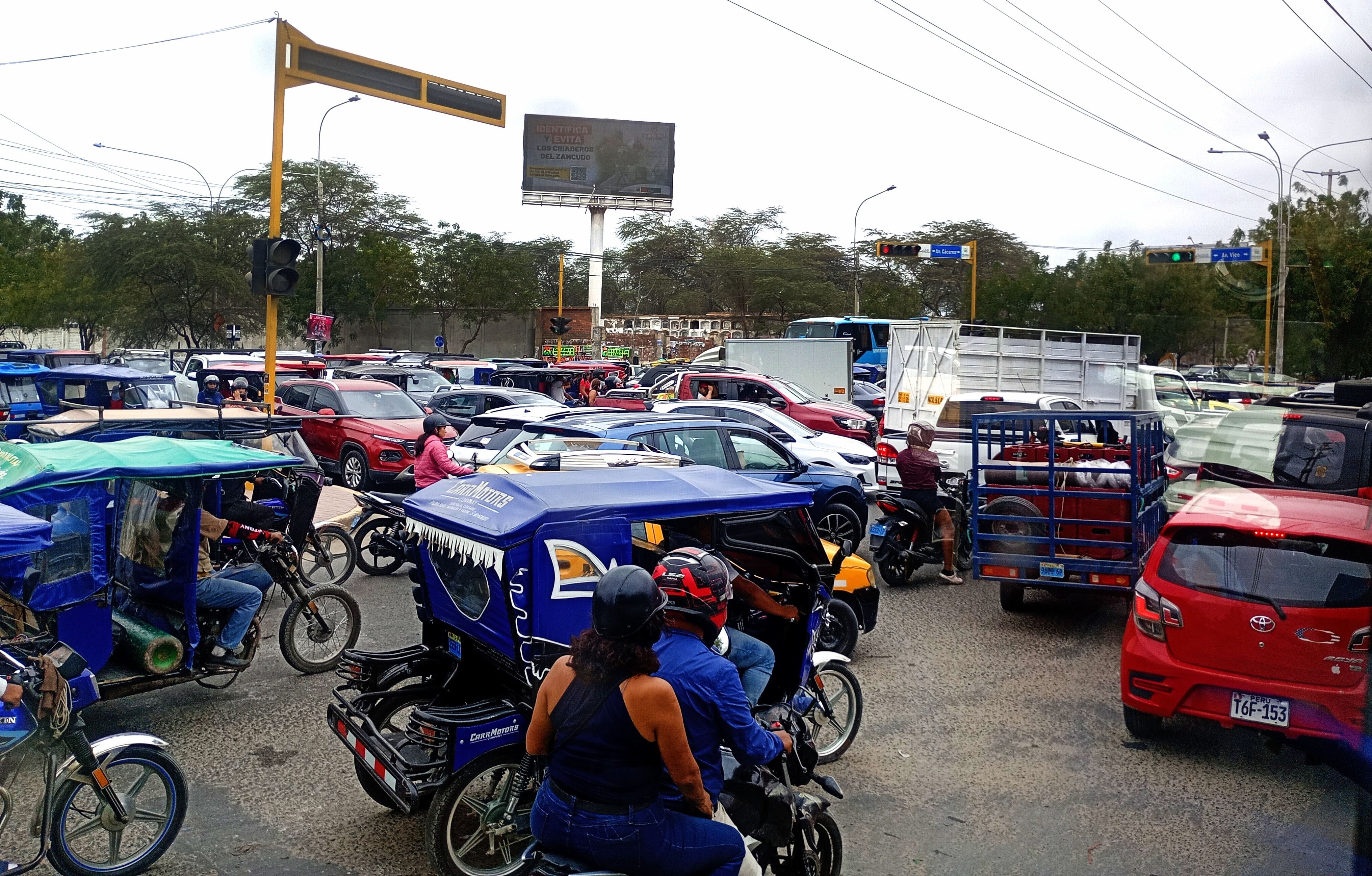 Conductores pierden varios minutos para salir de los embotellamientos.