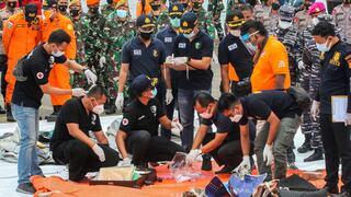 Localizan cajas negras del avión Boeing que se estrelló en Indonesia 
