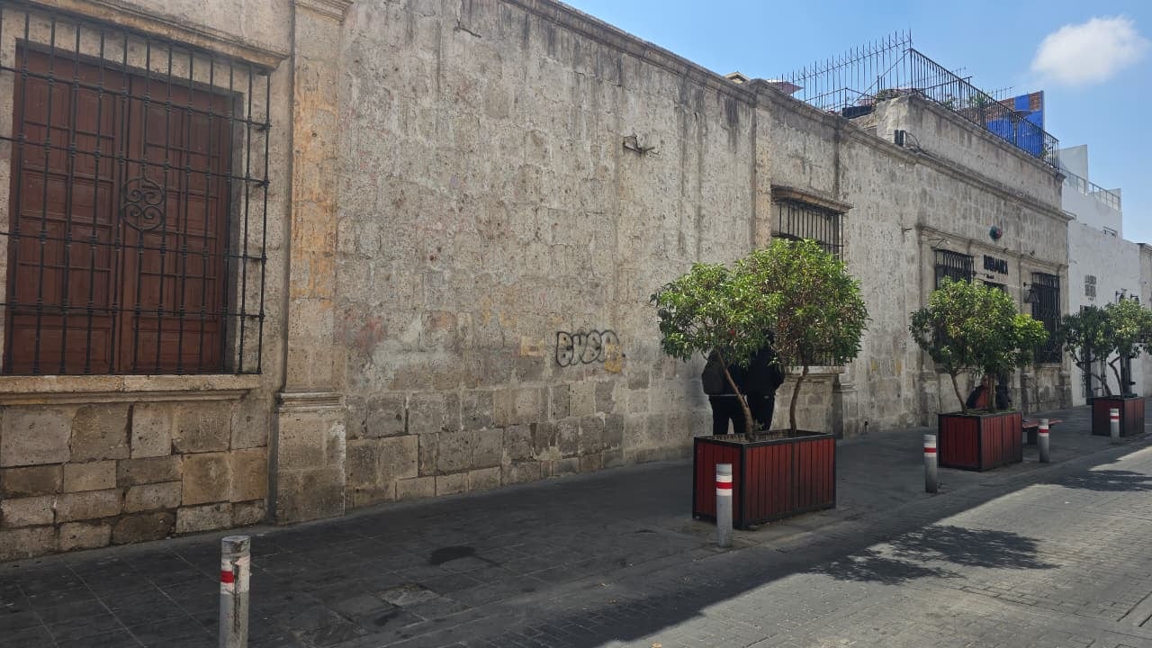 Calle Bolívar, antigua vía de la Aduana y los trampantojos de Arequipa. (Foto: Yunsu Pariapaza/@photo.gec)