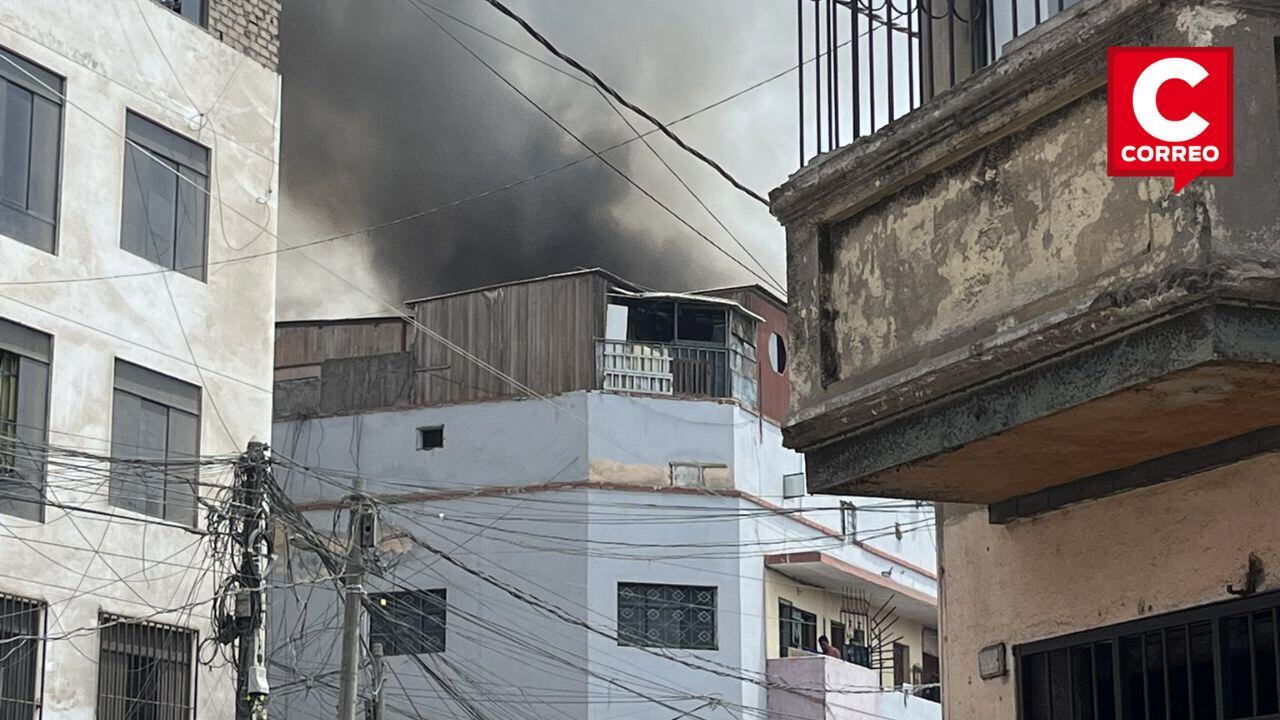 La Victoria: más de 10 unidades de bomberos atienden incendio de gran magnitud en vivienda. (Foto: Jonathan Pizán/Twitter)