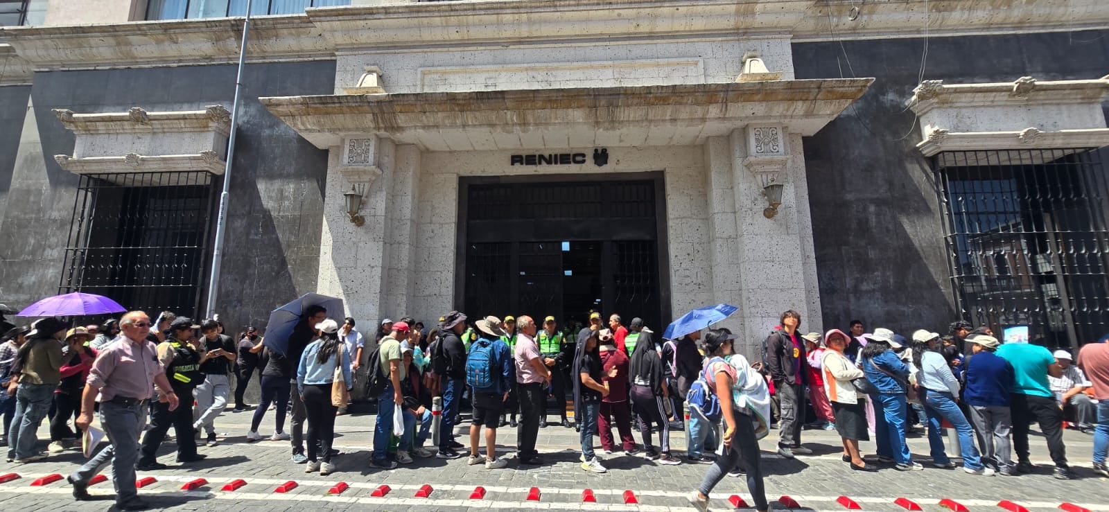 Ciudadanos durmieron haciendo cola en Reniec Arequipa para recoger DNI. (Foto: Omar Cruz/@photo.gec)