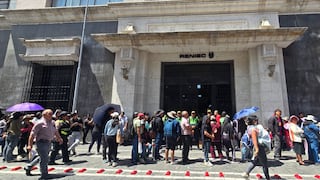 Ciudadanos durmieron haciendo cola en Reniec Arequipa para recoger DNI (FOTOS Y VIDEO)