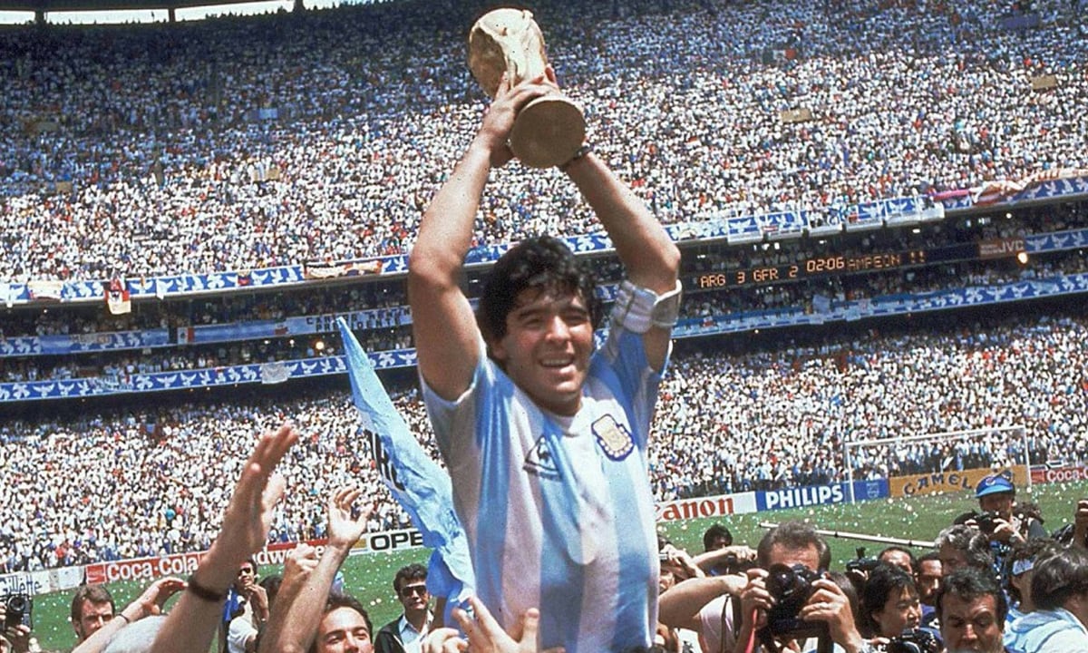 La hija del exfutbolista cuestionó al entorno y al equipo médico en medio del juicio por la muerte de Diego Maradona en Argentina.