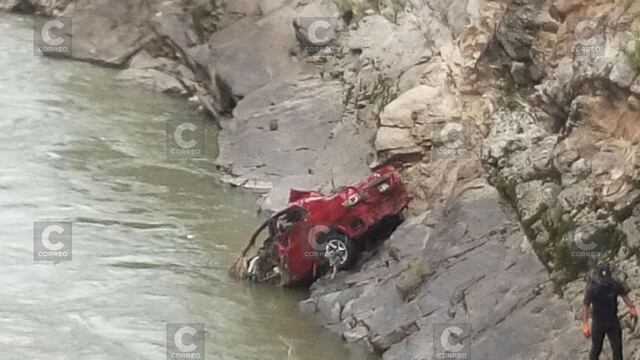 ​Sacan auto del río Mantaro pero río se lleva cadáver