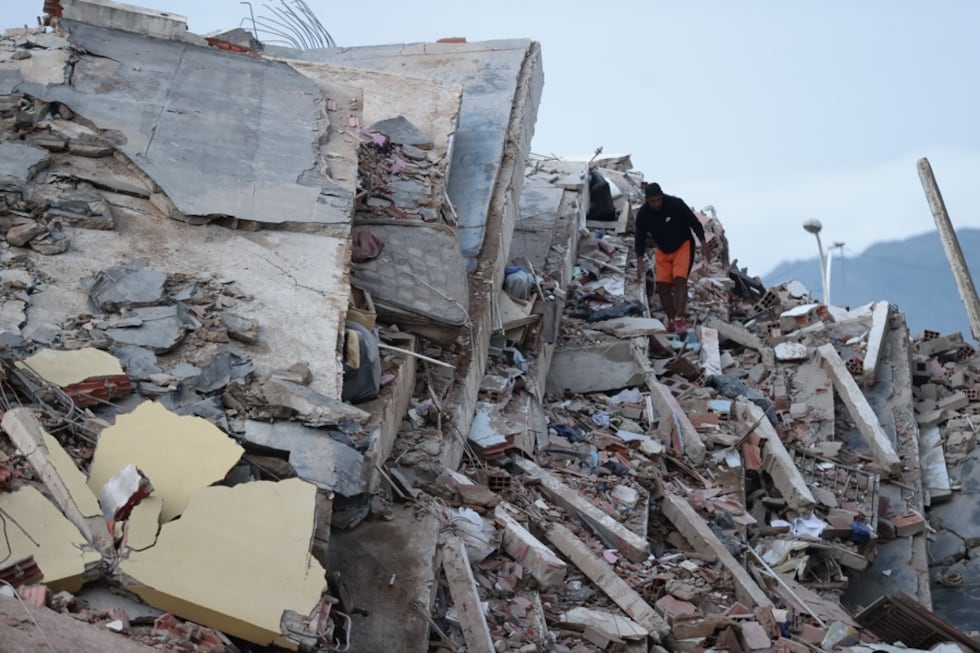 Un residente entre los escombros de un edificio derrumbado a consecuencia de los terremotos, en la localidad de Catia La Mar, en el estado costero de La Guaira (Venezuela) este jueves. EFE/ Ronald Pena R.