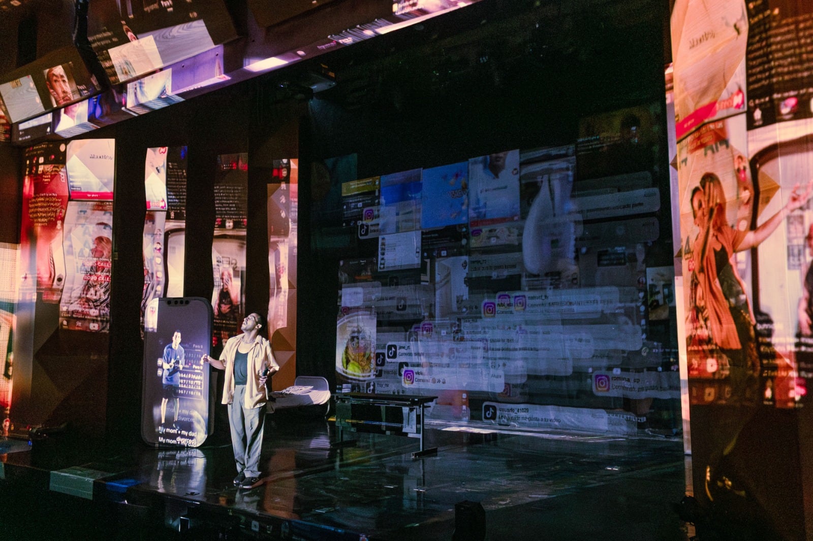La obra escrita y dirigida por Vian L. King busca recrear en escena la saturación que produce el consumo compulsivo de redes sociales mediante videos, iluminación, sonido y performance.