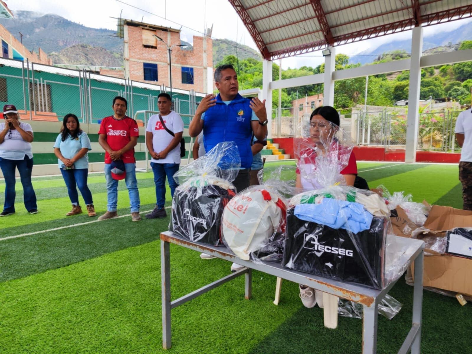 A la comunidad se le entregó productos de primera necesidad, tales como chompas, buzos afranelados, botas de seguridad, leggings, polos y pantimedias.