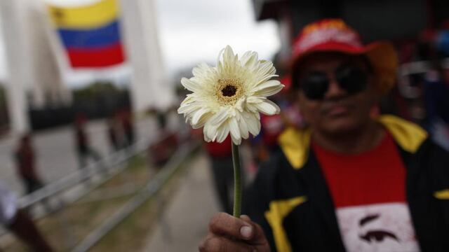 Miles de venezonalos acompañarán traslado del féretro de Chávez
