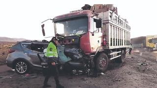 Tragedia en vía Arequipa-Puno: 3 miembros de una familia mueren en choque de camioneta y camión