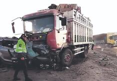 Tragedia en vía Arequipa-Puno: 3 miembros de una familia mueren en choque de camioneta y camión