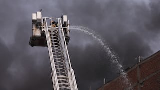 Nuevo incendio de código 2 consume fábrica ubicada en San Juan de Lurigancho