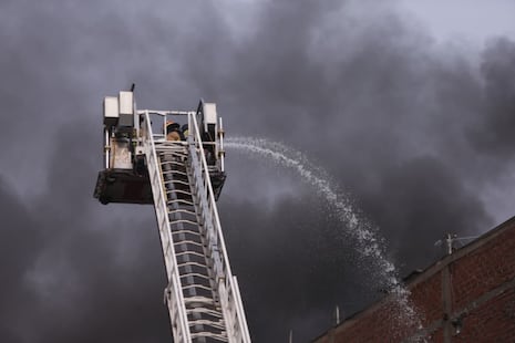 Nuevo incendio de código 2 consume fábrica ubicada en San Juan de Lurigancho