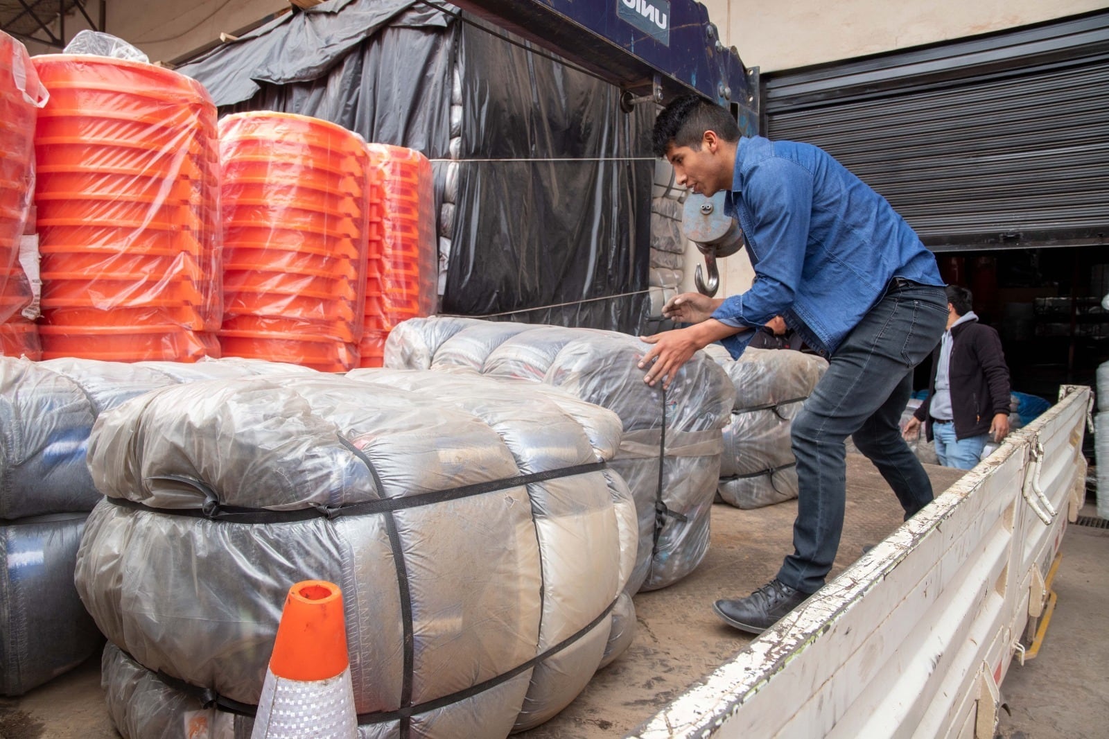 Entregan 25 mil kits de abrigo en zonas de frío extremo en Cusco. Composición: Diario Correo