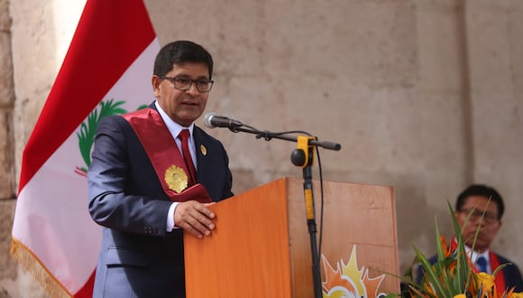 Rohel Sánchez durante su discurso por el aniversario del Gobierno Regional de Arequipa. (Foto: Leonardo Cuito)