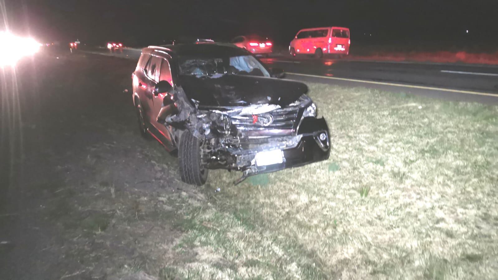 Según los testigos, el choque fue por alcance ocasionado por la camioneta Toyota Fortuner que impactó contra la combi, cuya unidad llevó la peor parte, pues dio varias vueltas de campana.